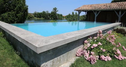 Belles 18Úme siÚcle cottages indépendants sur les rives de la riviÚre Lot