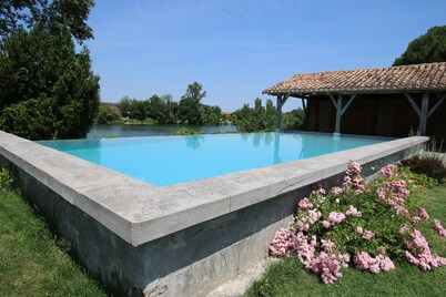 Hermosas del siglo 18 casas de vacaciones en las orillas del río Lot