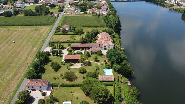Vista aérea de una zona residencial con casas, una carretera y un río.