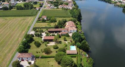 Beautiful 18th century property on the banks of the river Lot