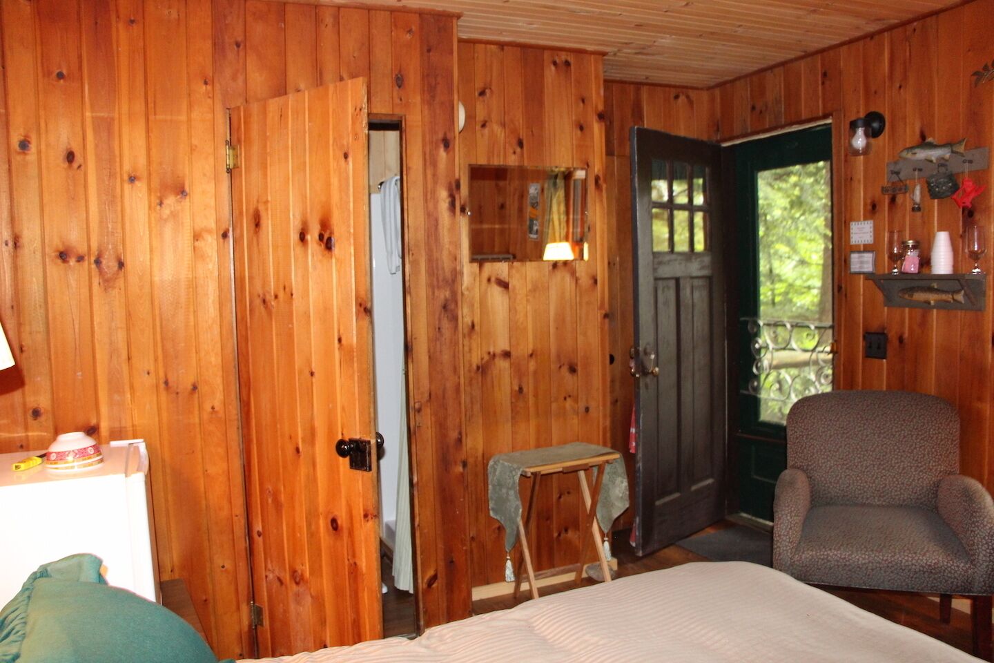 "Like a treehouse!" Adirondack Pet Friendly Cabin Suitable For 2  | Lake Access