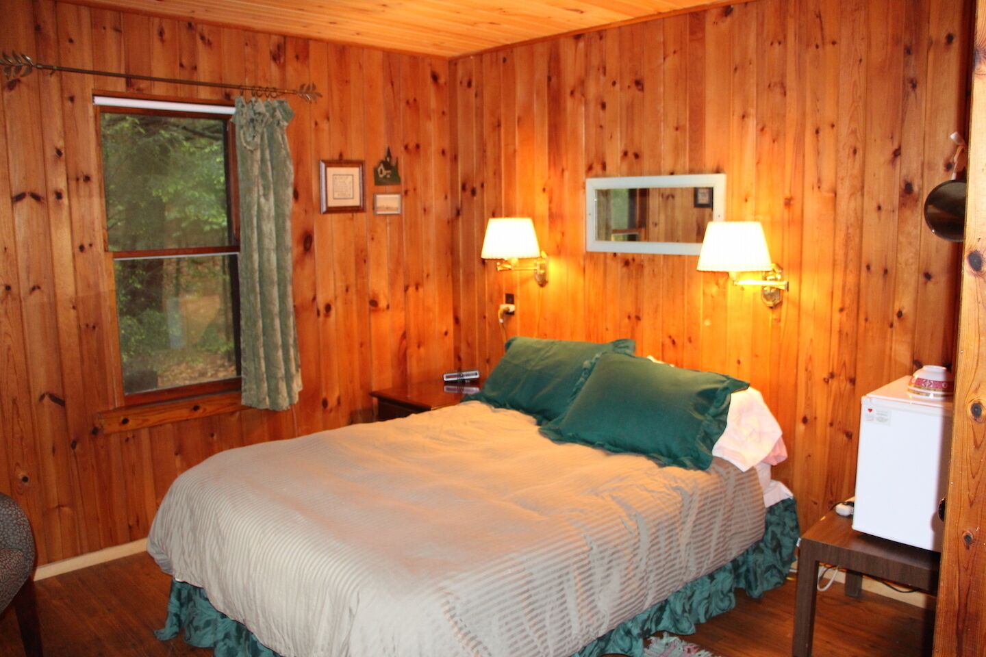 "Like a treehouse!" Adirondack Pet Friendly Cabin Suitable For 2  | Lake Access