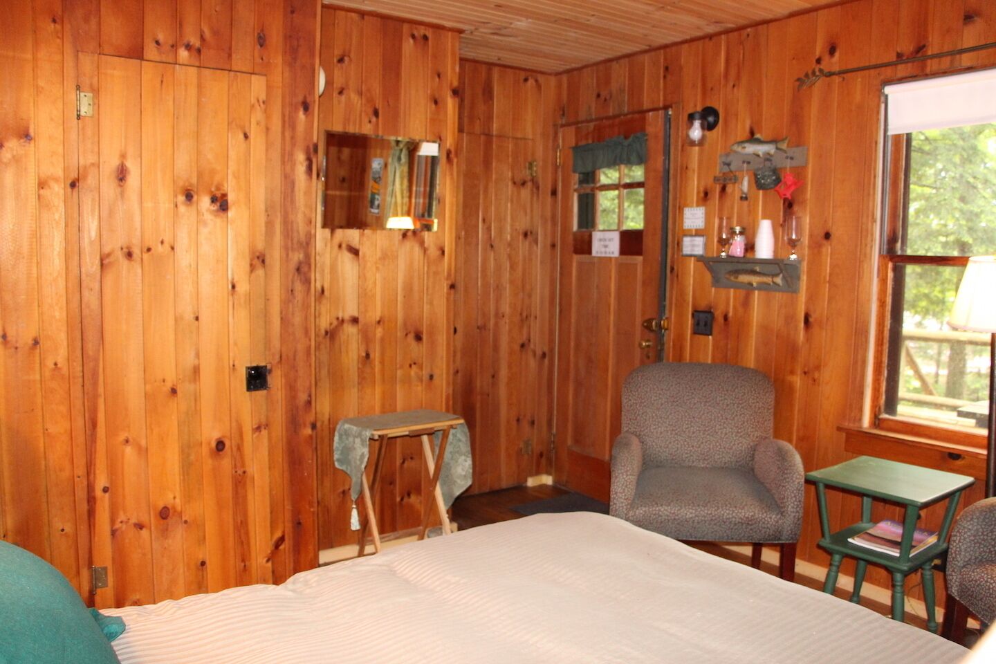 "Like a treehouse!" Adirondack Pet Friendly Cabin Suitable For 2  | Lake Access