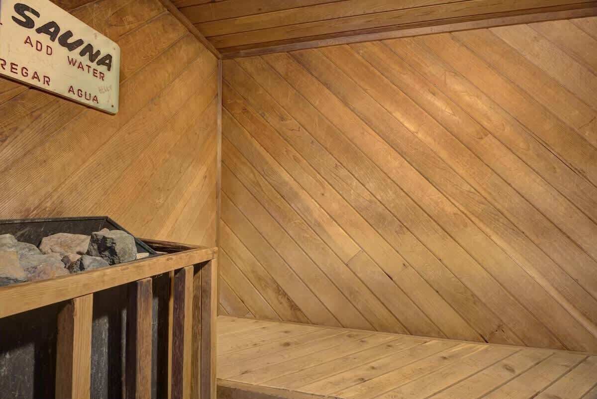 Et sauna-rum med trævægge og et skilt, der angiver, at det er en sauna.