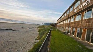 Un edificio llamado 'SEA GYPSY' con vista a la playa.