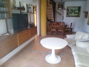 Smart-TV, DVD-Player, Bücher, Videothek