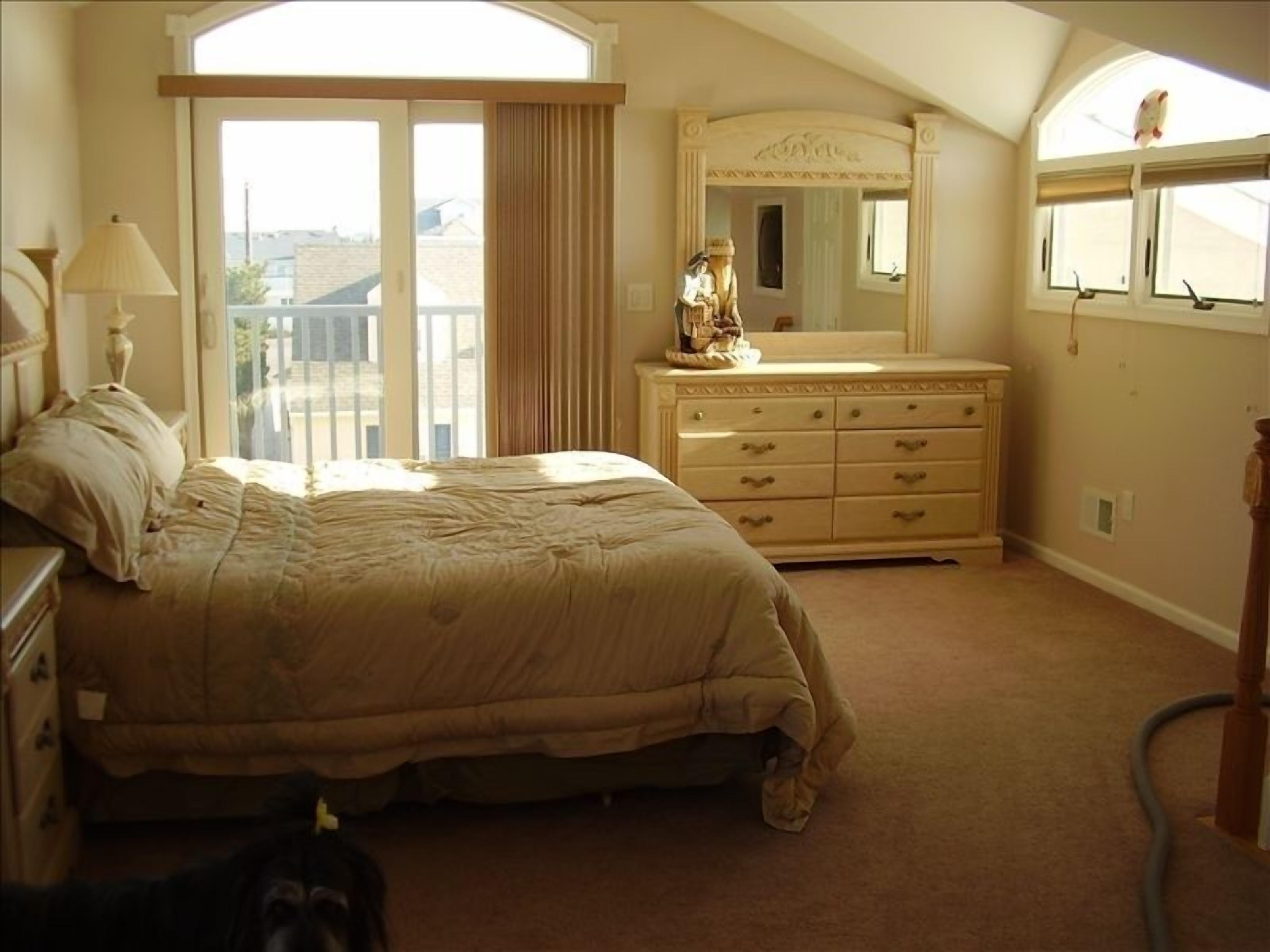 UNIQUE LOCATION!! 
ONE HOUSE FROM PRIVATE BEACH
