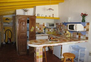 Een koelkast, een microgolfoven, een oven, een kookplaat