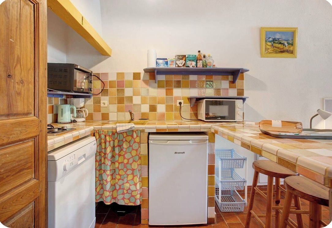 Cuisine équipée: lave-vaisselle, four, micro-onde, machine à café, réfrigérateur
