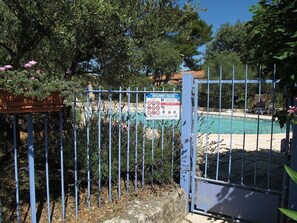 Outdoor pool - Small studio with all mod cons and a large shared pool (Lorgues)