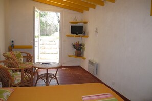 Een strijkplank/strijkijzer, reisbedje, gratis wifi, beddengoed