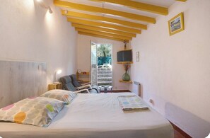 Room - Small studio with all mod cons and a large shared pool (Lorgues)