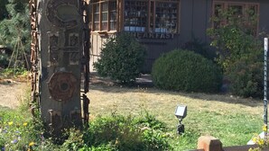 A rustic building with a metal roof and a sign that reads "BREAKFAST". - Elderberry- Salt Hot Tub, Wood Fireplace, 100+mbps Wifi, Walkable to Downtown (Bend)