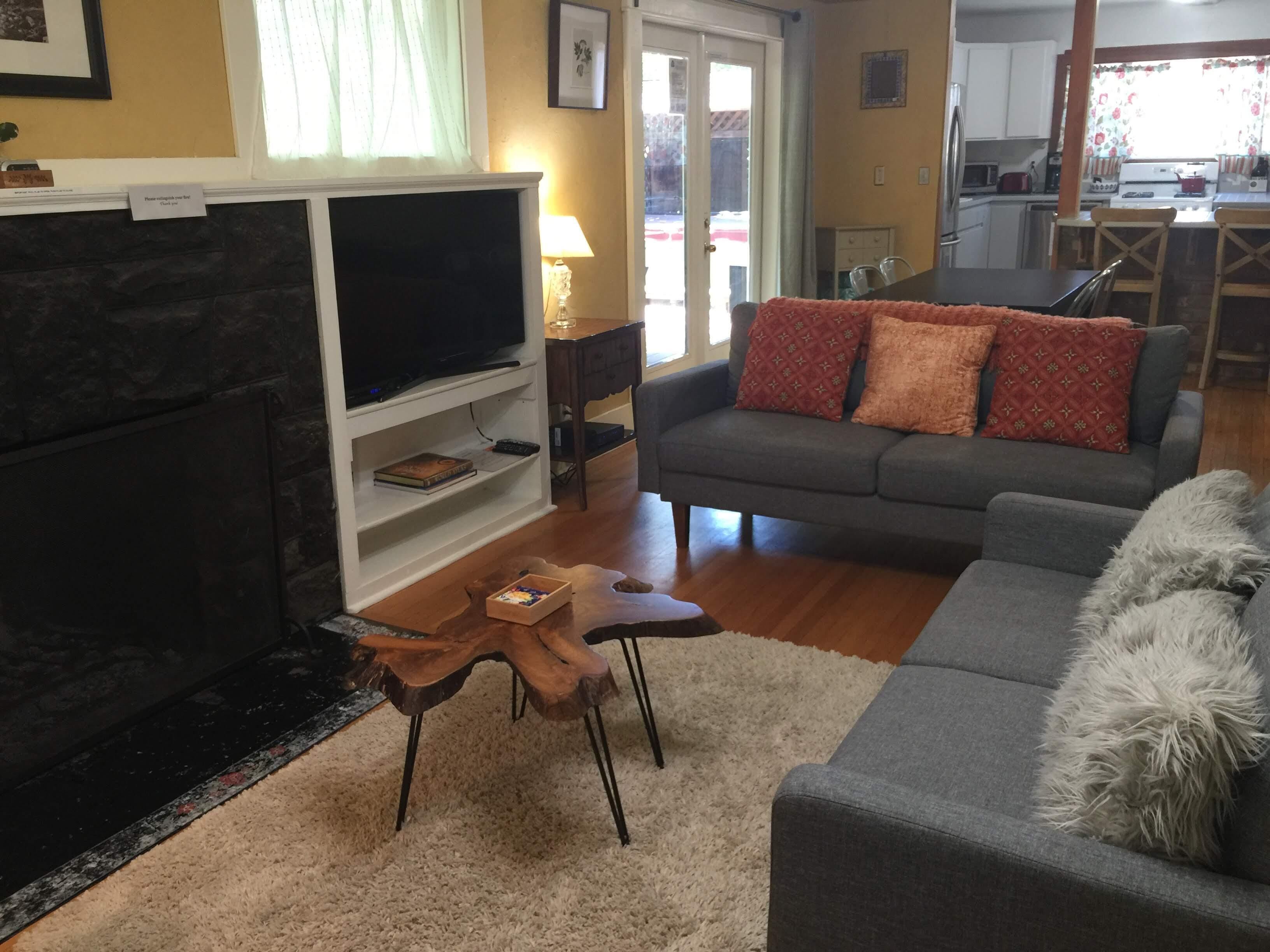 Elderberry- Salt Hot Tub, Wood Fireplace, 100+mbps Wifi, Walkable to Downtown