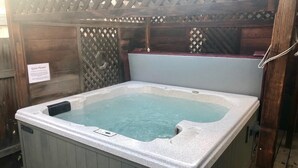 A hot tub with a wooden deck surrounding it. - Elderberry- Salt Hot Tub, Wood Fireplace, 100+mbps Wifi, Walkable to Downtown (Bend)