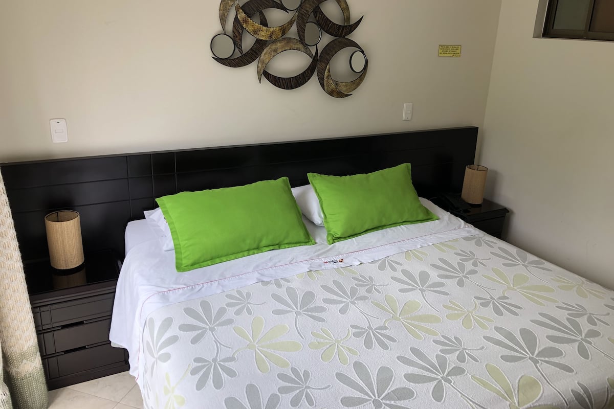 Caja de seguridad en la habitación, wifi gratis y ropa de cama