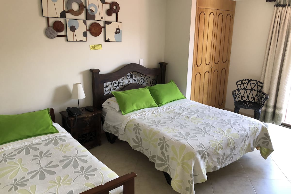 Habitación triple | Caja de seguridad en la habitación, wifi gratis y ropa de cama
