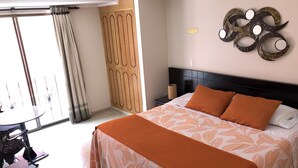 In-room safe, WiFi (free), bed sheets - Hotel Castellana Inn (Bogotá)