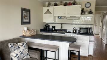 Jääkaappi, mikroaaltouuni, uuni, liesi