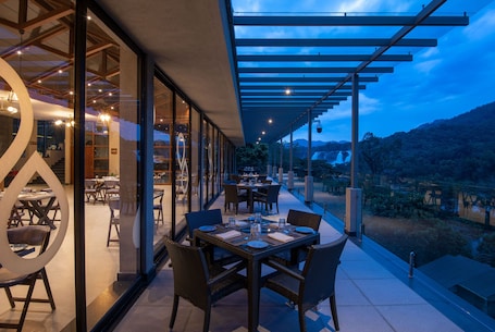 Se sirven desayunos y cocina local e internacional; con vista al jardín