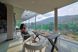 Serviço de café da manhã, local e internacional, vistas para o jardim 