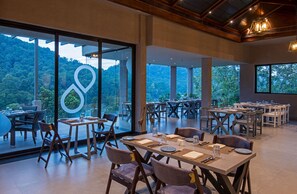 朝食、ランチ、ディナーに営業 (郷土料理と各国料理、ガーデン ビュー)