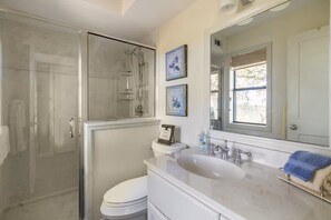Dusche, Haartrockner, Handtücher, Seife