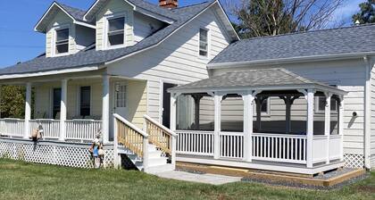 BEAUTIFUL PEACEFUL, SCENIC, ENJOY CRABS N FISH MEMORABLE, FREE TOUR OF AREA!