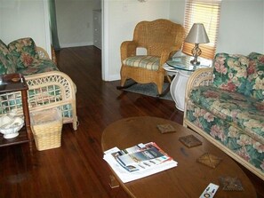 Smart TV, livros, videoteca, aparelho de som