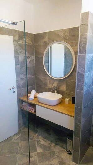 SĂšche-cheveux, serviettes fournies, savon, papier toilette