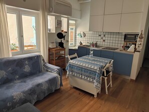 Smart TV, books, stereo