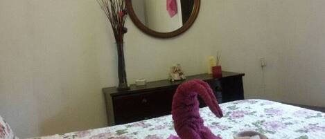 2 Schlafzimmer, Schreibtisch, Bügeleisen/Bügelbrett, Reisekinderbett