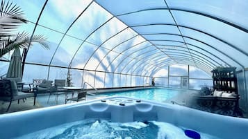 Innendørsbasseng og utendørsbasseng