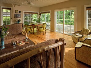 Téléviseur connecté, foyer, lecteur de DVD, table de ping-pong