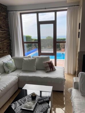 Smart TV, fireplace, video games, DVD player