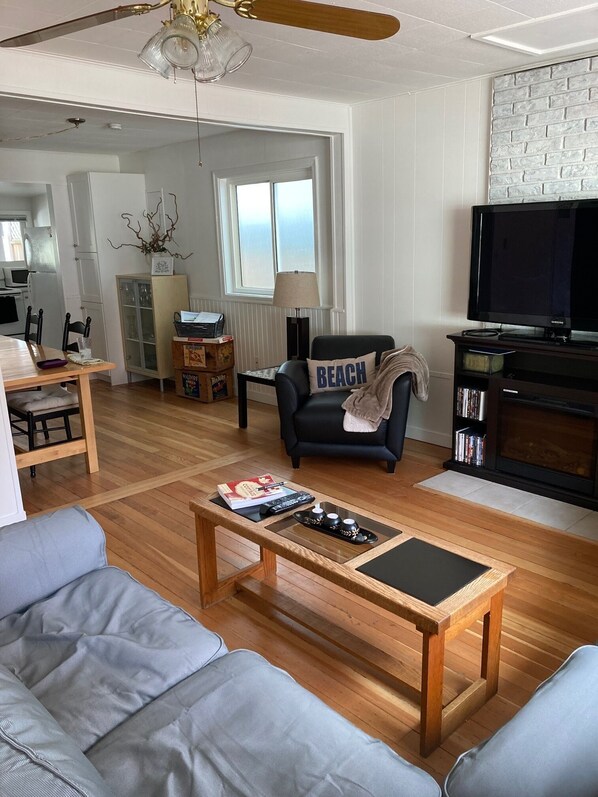 TV, DVD-spiller, bøker og filmbibliotek