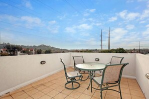 Outdoor dining - Spectacular views of the Presidio, USD & fireworks (San Diego)