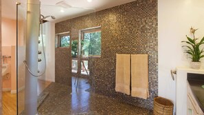 Banheira, secador de cabelo, shampoo 