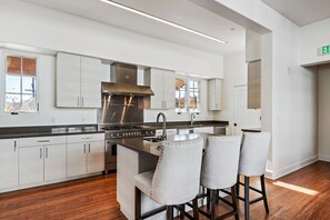 Fridge, microwave, oven, stovetop - Stylish Studio Apartment in the Heart of Downtown Santa Barbara! (Santa Barbara)