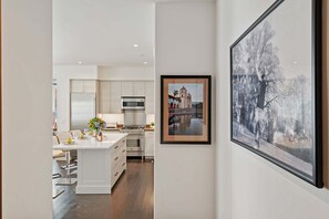 雪櫃、微波爐、焗爐、爐具