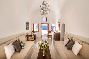 TV, books, music library, stereo - Hector Cave House Oia Santorini (Oia)