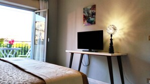 2 slaapkamers, een bureau, een strijkplank/strijkijzer, reisbedje