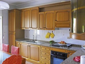 Fridge, oven, stovetop, coffee/tea maker