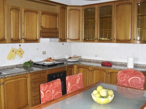 Een koelkast, een oven, een kookplaat, een koffiezetapparaat/waterkoker