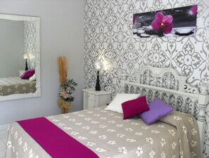 2 slaapkamers, een bureau, een strijkplank/strijkijzer, reisbedje