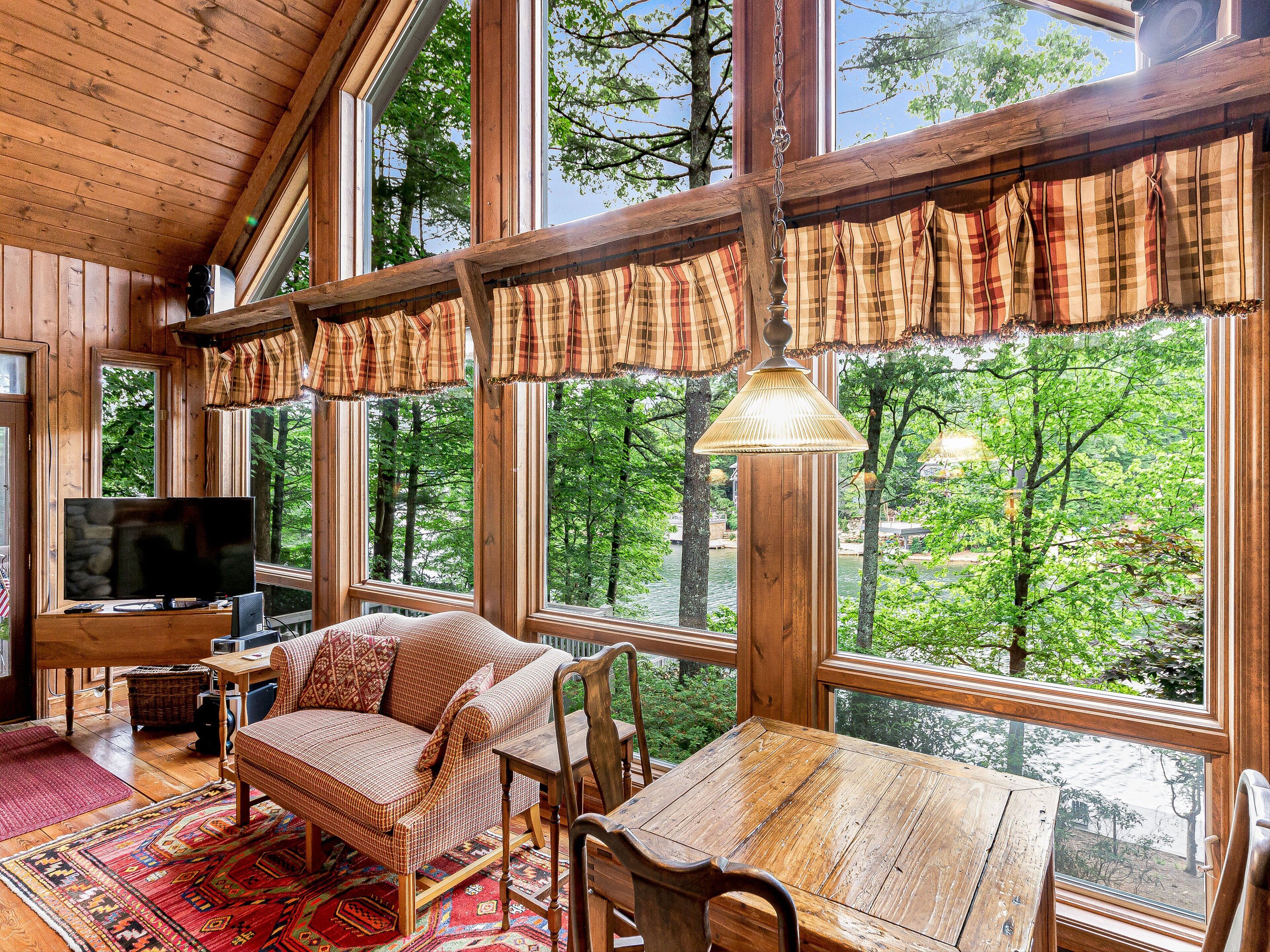 Fernseher, Kamin, Tischtennisplatte, Bücher