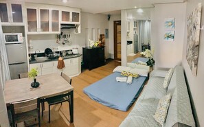 TV - Spacious 1 BR Unit in AppleOne Ayala (Cebu City)