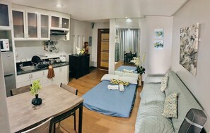 TV - Spacious 1 BR Unit in AppleOne Ayala (Cebu City)
