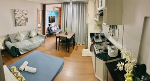 Bàn ủi/dụng cụ ủi quần áo, giường gấp/giường phụ (phụ phí) 