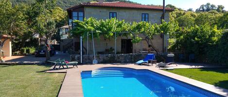 Piscine extérieure, chaises longues